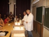 Garai Miklós és Sarka Lajos tanár Úr látványos kémiai kísérleteket mutat be.